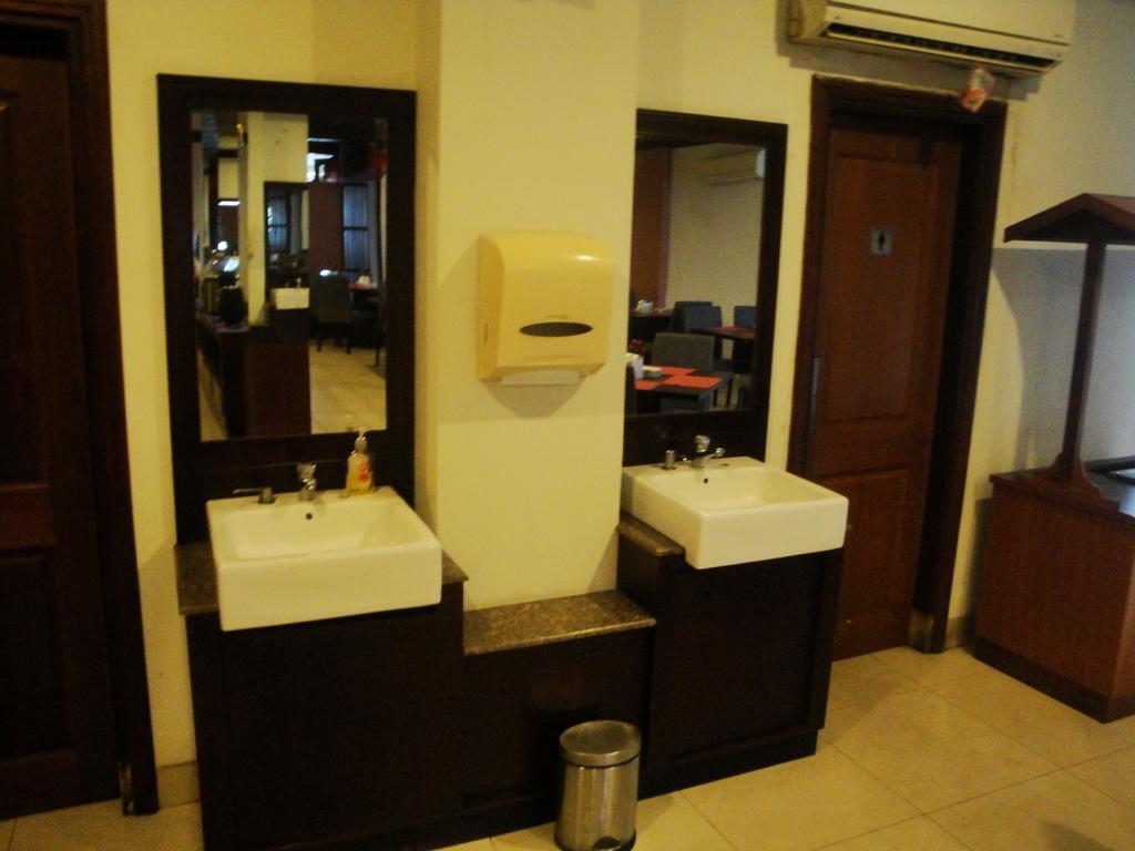 Imperial Hotel Kendari Exterior foto