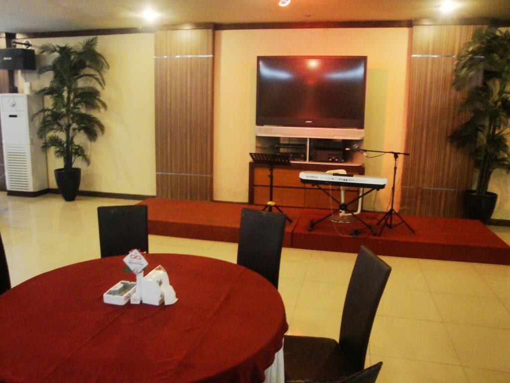 Imperial Hotel Kendari Exterior foto