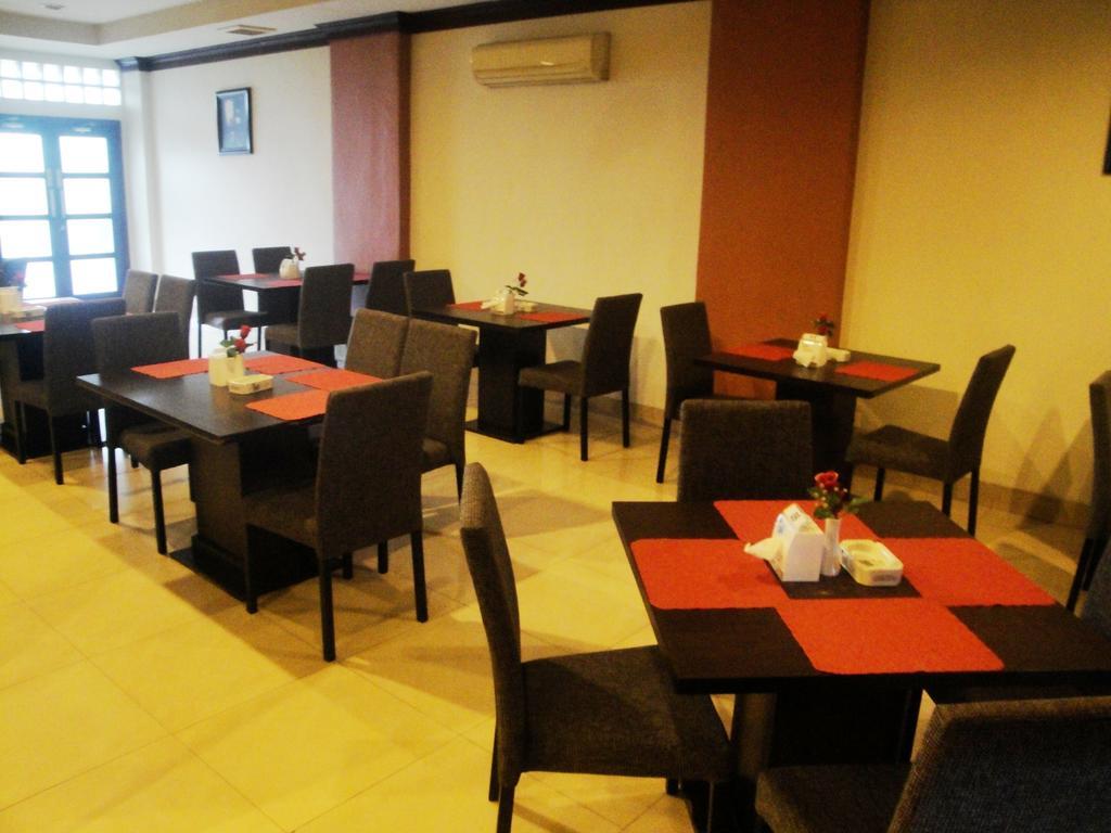 Imperial Hotel Kendari Exterior foto