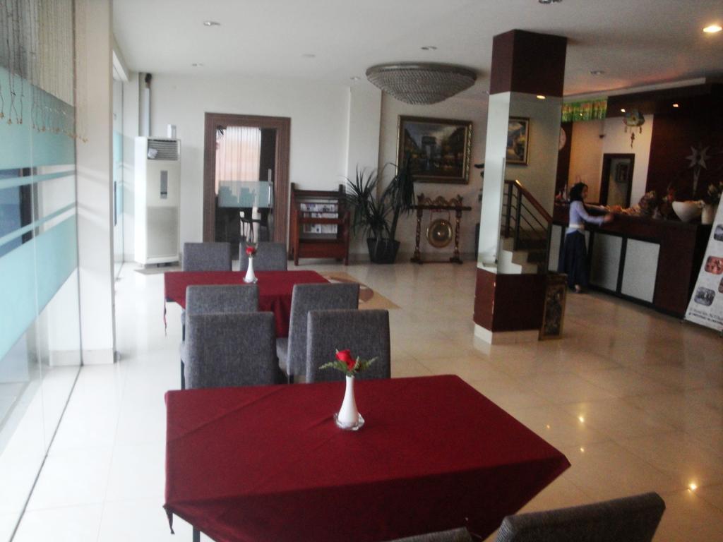 Imperial Hotel Kendari Exterior foto